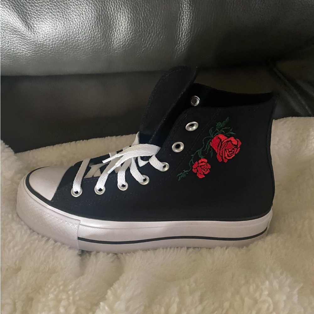 Converse Women’s Brand New Size 8